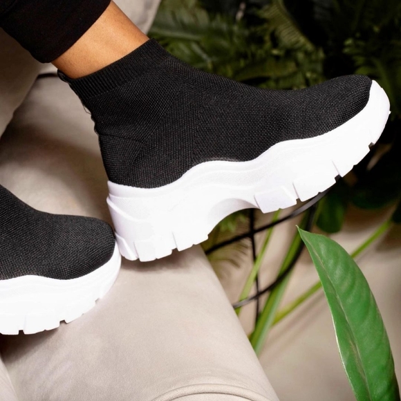 πππ¨π© 8 & 10 π€Platform Strechy Sneaker -BLK - Picture 3 of 8